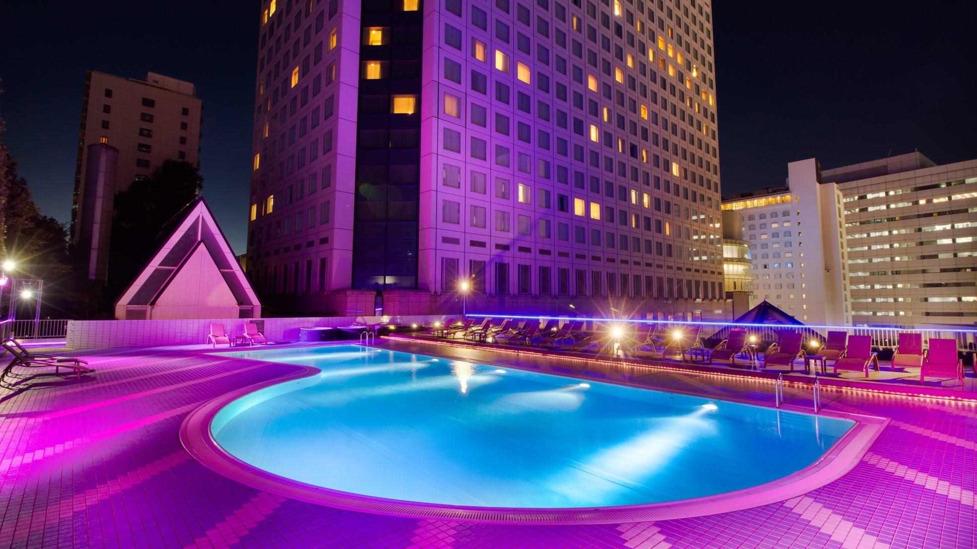 OUTDOOR NIGHT POOL